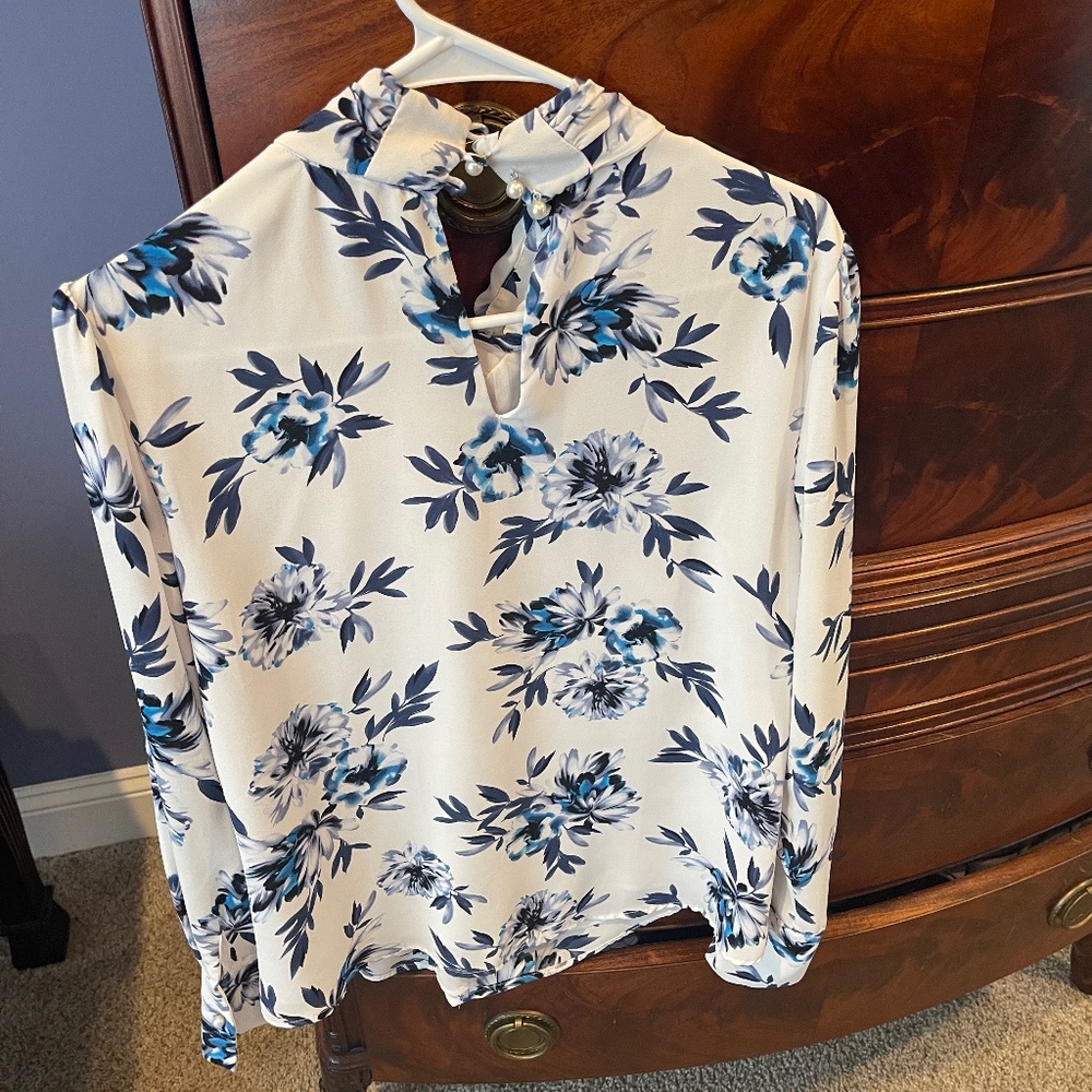 White House black market size 8 blouse